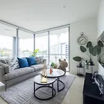 Modern 3br Riverside W Parking Near Shops And Park