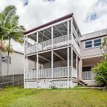 Elegant 4 Bedroom Residence With Entertaining Area