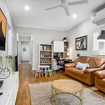 Charming 3Br Queenslander With Backyard And Play Area