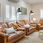Charming 3Br Queenslander With Backyard And Play Area