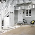 Cedar Street Lower 2br Petyard Holiday home *
