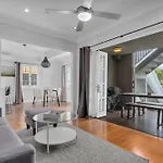 Cedar Street Lower 2br Petyard Holiday home