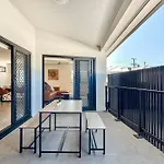 3Br Top Floor Apartment With Parking, Ev Friendly & Views Brisbane South