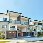 3Br Top Floor Apartment With Parking, Ev Friendly & Views Brisbane South