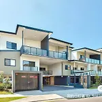 3Br Top Floor Apartment With Parking, Ev Friendly & Views Brisbane South
