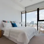 Modern 5-Guest Pool Retreat For Family & Business