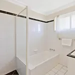 Homy Spacious 4b2b W Parking Steps To Malls Dining * Brisbane