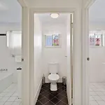 Homy Spacious 4b2b W Parking Steps To Malls Dining Holiday home Brisbane
