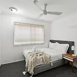 Homy Spacious 4b2b W Parking Steps To Malls Dining * Brisbane