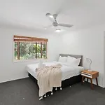 Holiday home Homy Spacious 4b2b W Parking Steps To Malls Dining Brisbane