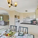 Homy Spacious 4b2b W Parking Steps To Malls Dining Holiday home Brisbane