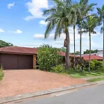 Homy Spacious 4b2b W Parking Steps To Malls Dining * Brisbane