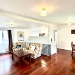 A Comfortable House Close To Westfield