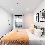 Riverfront 2 Bedroom Apt In Brisbane City With Parking