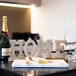 Riverfront 2 Bedroom Apt In Brisbane City With Parking