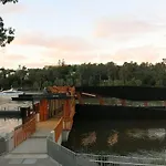 Walk To Uq Shops And Transit Great Value Studio