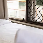 Walk To Uq Shops And Transit Great Value Studio