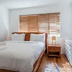 Tranquil 3 Bedroom Modern Style House In Sunnybank Holiday home *