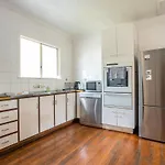 Tranquil 3 Bedroom Modern Style House In Sunnybank *
