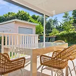 Spacious 3-Bed Home With Gym & Outdoor Retreat