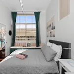 High Ceiling 1 Bedroom Apt In The Central