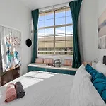 High Ceiling 1 Bedroom Apt In The Central
