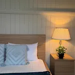 Stylish & Bright 3-Bdrs Family In Holland Park West