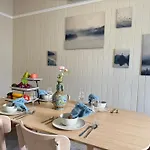 Stylish & Bright 3-Bdrs Family In Holland Park West