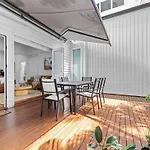 The Courtyard Store 2bed-2bath - New Farm Apartment *