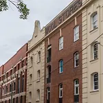 The Courtyard Store 2bed-2bath - New Farm Apartment