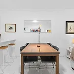 Riverfront Excellence 2bed-2bath-2car - West End Apartment Brisbane