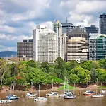 Cbd Apartment *