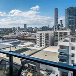 1-Bedroom Apartment With Pool, Sauna, And Parking In South Brisbane