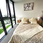 River & City View Apt Near Brisbane Airport With Infinity Pool, Spa, Sauna, Steam Room