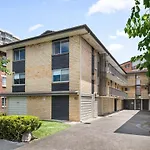 Bright Apartment In Trendy New Farm