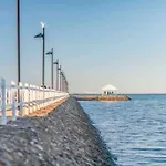 Modern Family House Close To The Airport & City