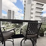 Noir Reverie - Designer Home By The River, Free Carpark, Gym & Pool