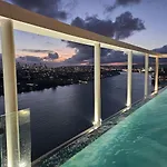 Riverfront Luxe 2Bed Pool Parking