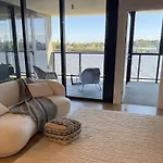Riverfront Luxe 2Bed Pool Parking