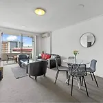 Beautiful 2 Bedroom Unit Great Location