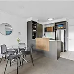 Beautiful 2 Bedroom Unit Great Location