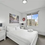 Beautiful 2 Bedroom Unit Great Location