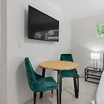 Cozy Studio Near Gabba W Ac, Free Laundry & Q Bed