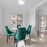 Spacious 3Brm Apt Near Gabba W Free Parking & Wifi