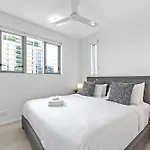 Bright And Cozy 2Br Apt With King Bed, Parking & Wi-Fi