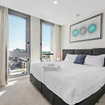 Chic & Modern 2Br Apt With Rooftop Pool & Parking