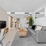 Chic & Modern 2Br Apt With Rooftop Pool & Parking