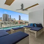 King Bed, Car Park And Gorgeous & River Views Apartment *