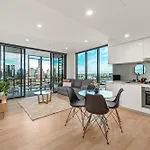 Apartment King Bed, Car Park And Gorgeous & River Views *