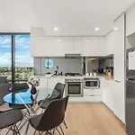 King Bed, Car Park And Gorgeous & River Views Apartment Brisbane